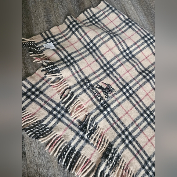 Authentic Burberry 100% wool scarf - Picture 7 of 10